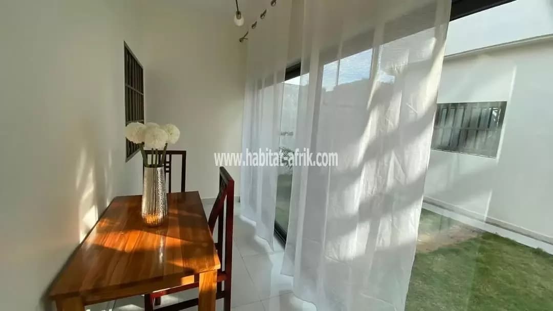 Nous mettons en vente une maison duplex spéciale sur un lot avec titre foncier composé de 5 chambres salon dans le quartier de baguida lome togo