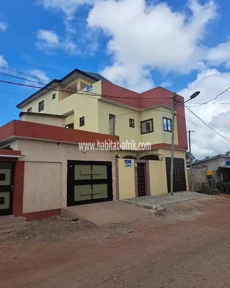 Je mets en location une maison duplex de cinq (5) chambres à TOKOIN protestante Lomé Togo