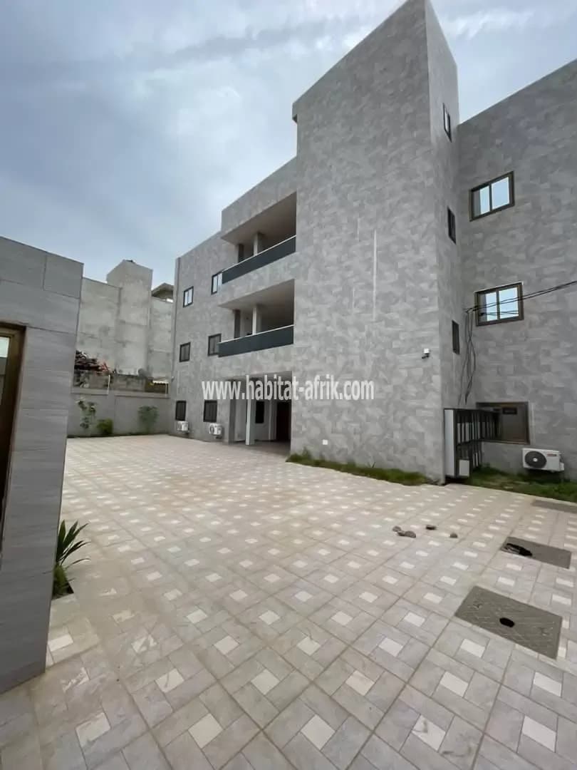 Location appartement chambre salon interne climatisé au rez et a l’etage a attiegou assemblée de Dieu lome togo