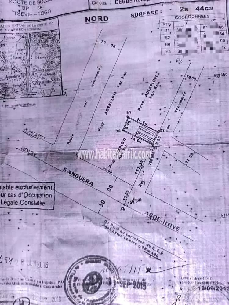 Terrain a vendre, demi lot à déduire d’une maison construite sur un lot avec 3 tampons, avec vue directe sur carrefour cool catché lome togo
