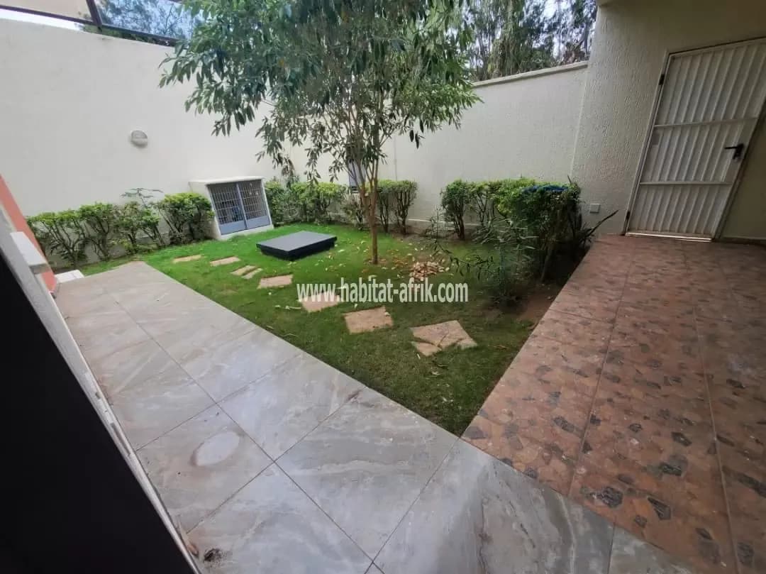 Nous mettons en location une villa duplex de 04 chambres salon piscine et jardin avec ses confort jolie et dans un environnement calme situe a wuiti dans la cite cideal lome togo