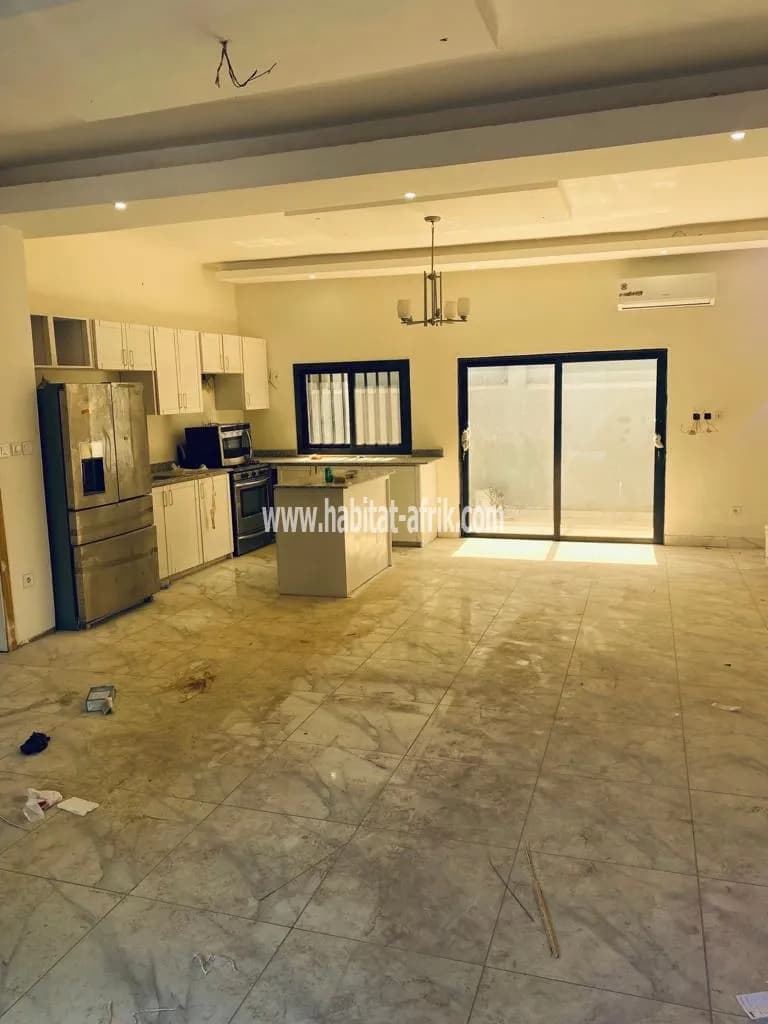 LOCATION VILLA DUPLEX 3 CHAMBRES 2 SALON 2 cuisine A ATSIEGOU TOGO 2000 A 50 MÈTRES DE LA ROUTE LOMÉ-TOGO