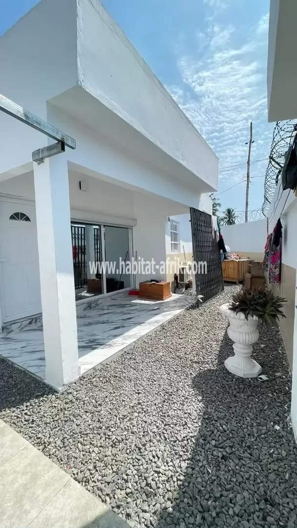 Maison à vendre construite sur un quart de lot (148m2) composé de 3 chambres salon à Avepozo lome togo