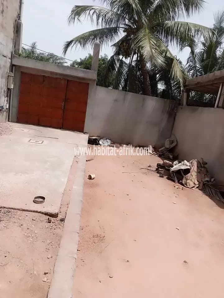 Je mets en vente une maison duplex à agbata catholique 2 chambres salon au rez achevé et 2 chambres salon à l’étage inachevé LOME Togo