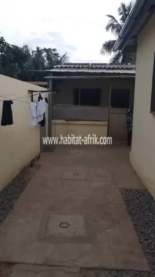 Nous mettons en location un appartement de chambre salon wc douche cuisine de 3 ménages a entreprise de l’union pres de la station zener lome togo