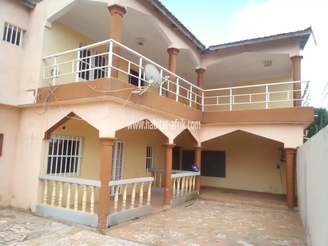 Maison à vendre 4 chambres salon duplex derrière ipg adidogome lome togo