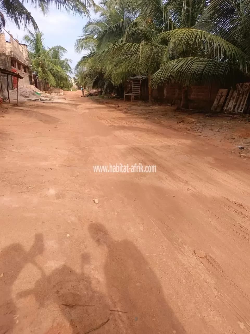 Nous mettons en vente un mini Villa construite sur demi lot composé de deux (02) chambres salon situé à adidogome sanguera lome togo
