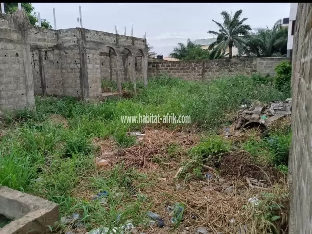 Je mets en vente un immeuble inachevé sur 1 loten bordure du goudron adidogome sagbado lome togo