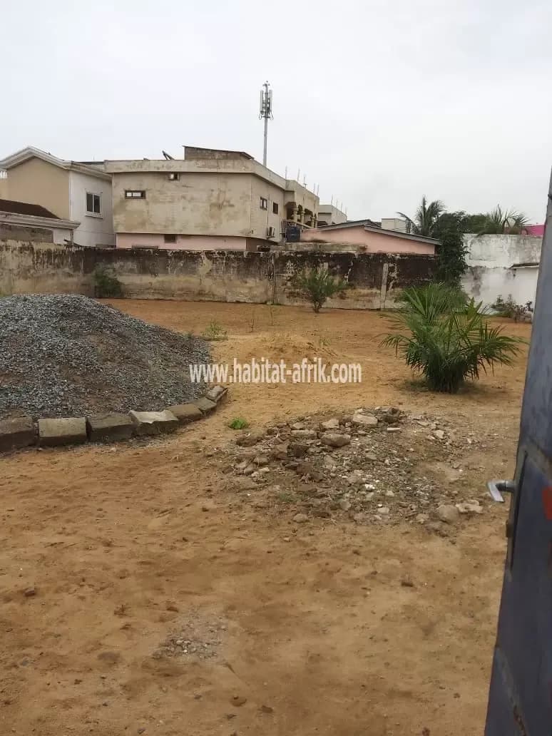 Nous mettons en vente une parcelle de un lot 600 m2 clôturé situé a baguida luxolin lome togo