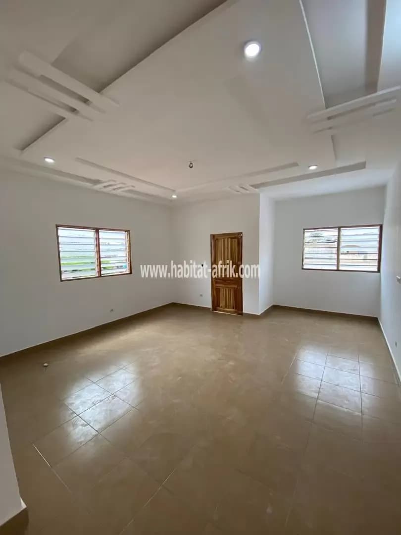 Location villa cour unique de deux chambres salon à Hedzranawoe non loin du marché lome togo