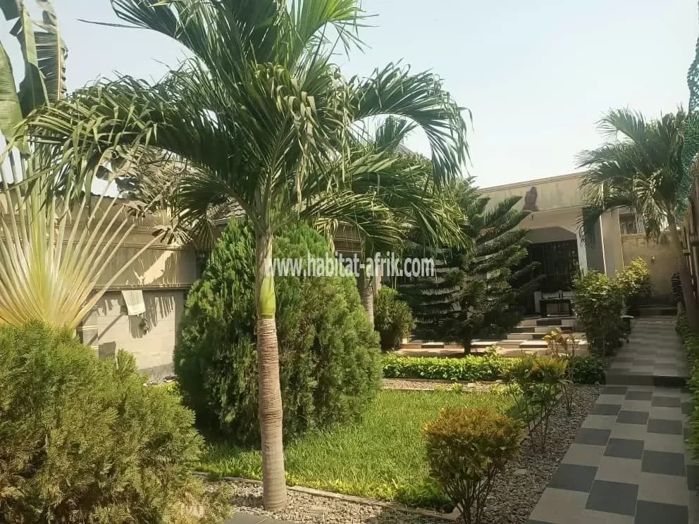 Je mets en vente une mini villa de chambre salon douche wc cuisine jardin dépendance à adidogome logote lome togo
