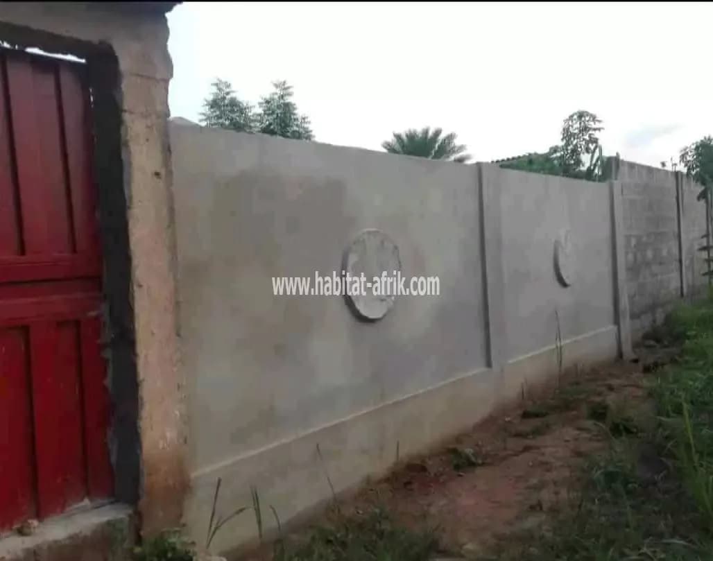 MAISON À VENDRE INNACHEVÉE SUR DEMI LOT 300 MÈTRES CARRÉ CLÔTURÉ AVEC CHAMBRES SALON WC DOUCHE CUISINE NIVEAU DALLE À ADIDOGOME SEGBÉ LOMÉ-TOGO