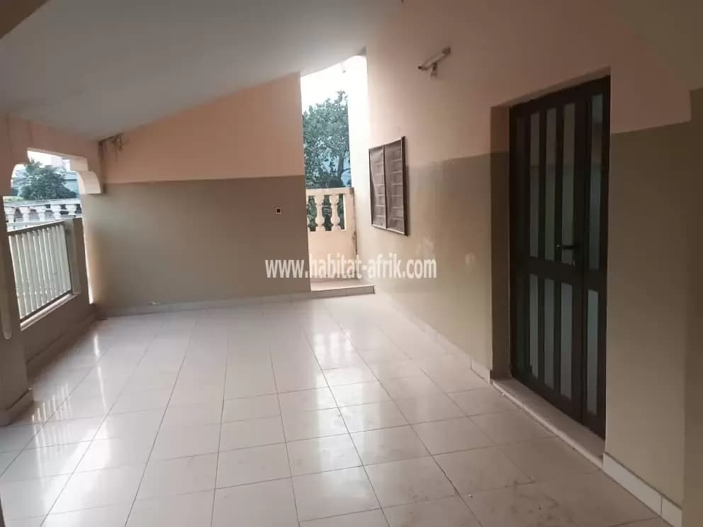 Je mets en vente une villa duplex de 05 chambres salon sur demi lot a adidogome lycée moderne lome togo