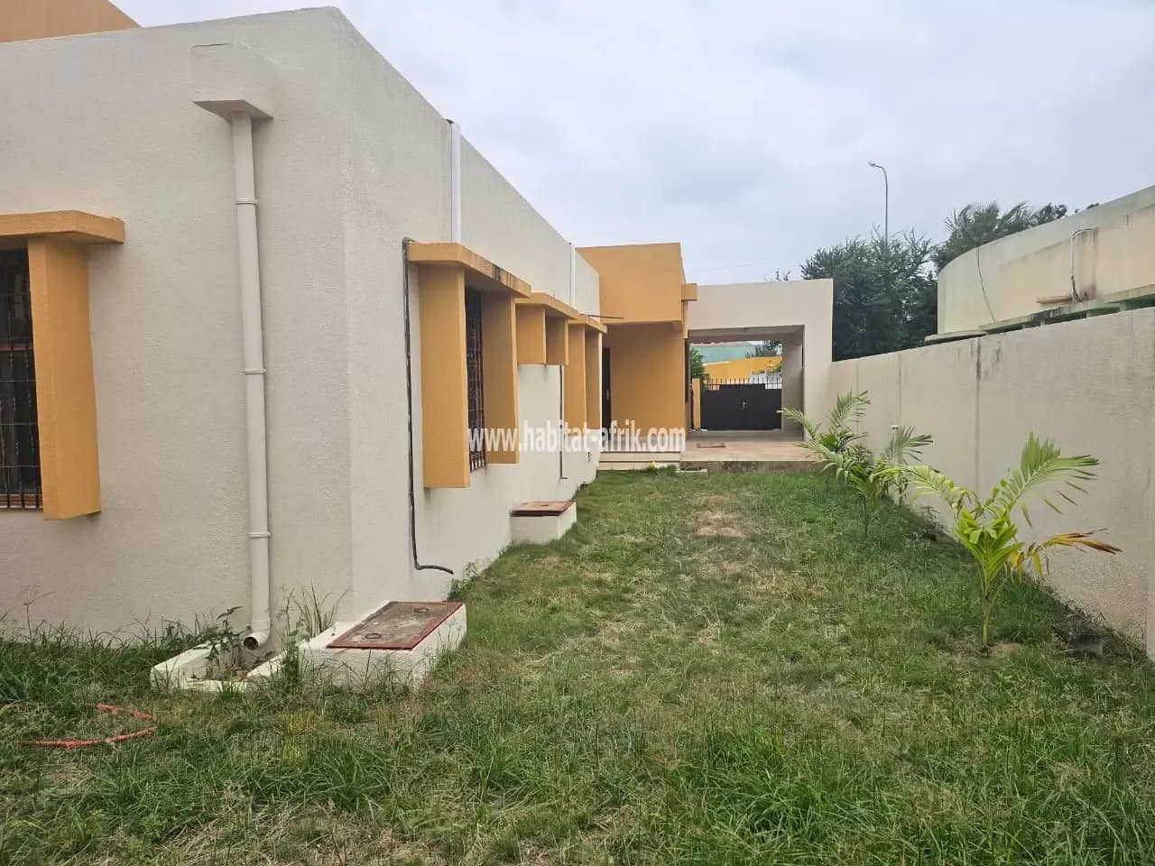 Nous mettons en vente une villa construite sur trois quarts (³/?) de lot composée de quatre (04) chambres salon dépendance et garage pour deux (02) voitures situé dans la cité BOAD BAGUIDA Lome togo