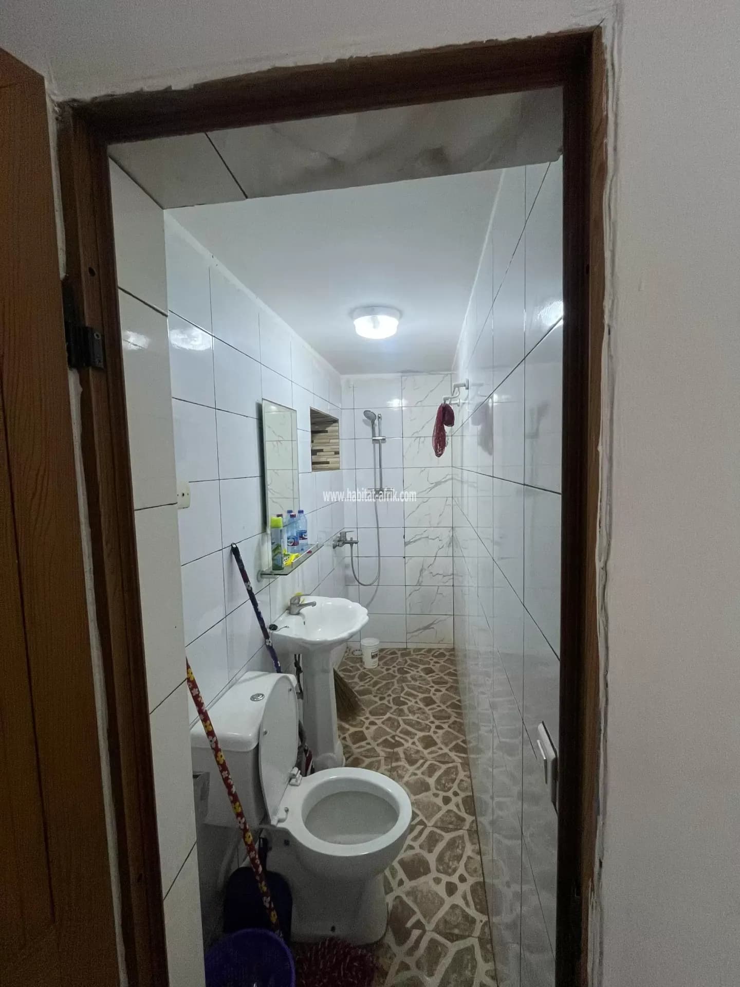 Location d'un bureau meublés à Djidjolé