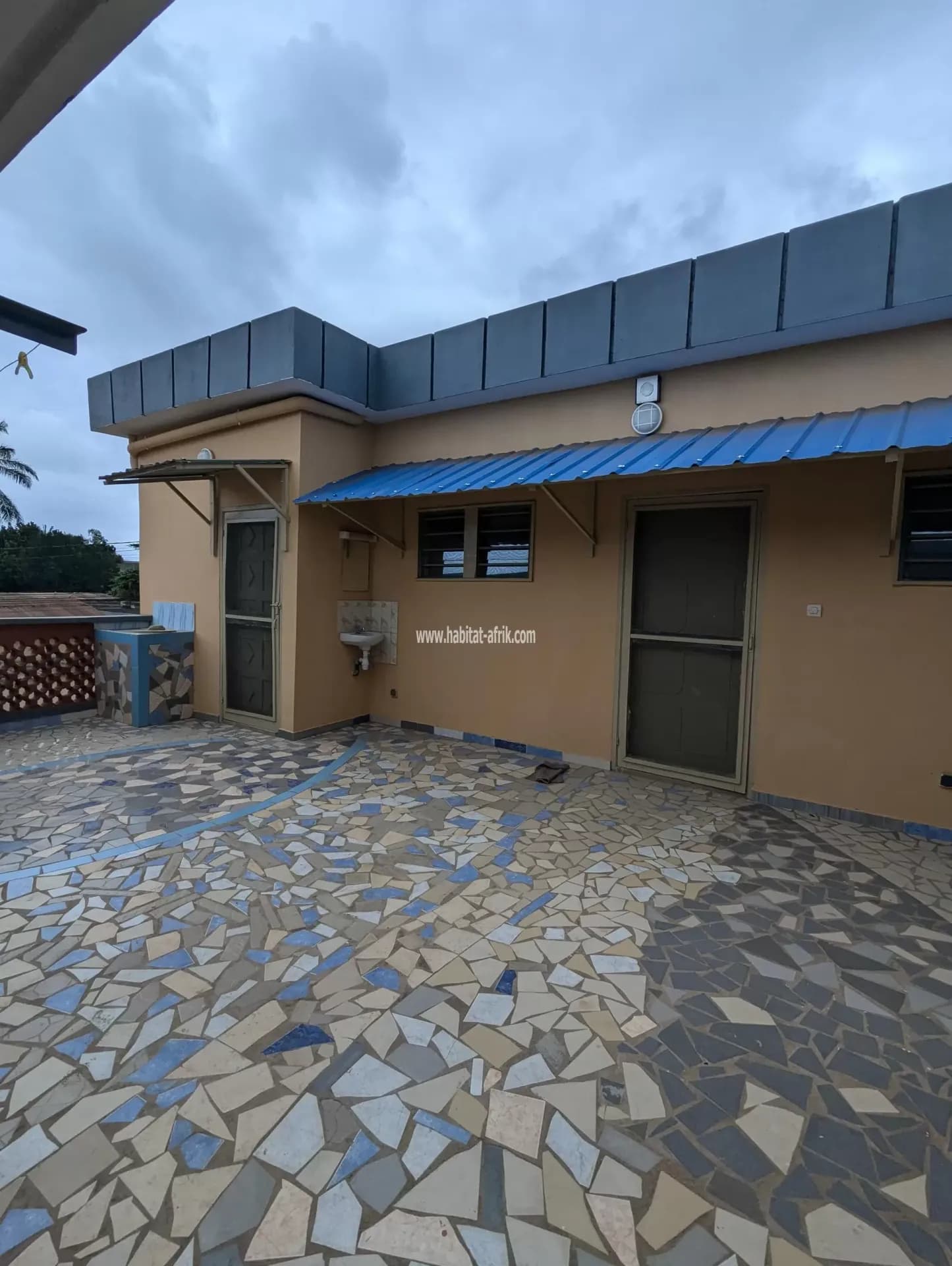 Je mets en location une villa cour unique de 4 chambres salon wcd cuisine a tokoin CFAO MOTOR lome togo