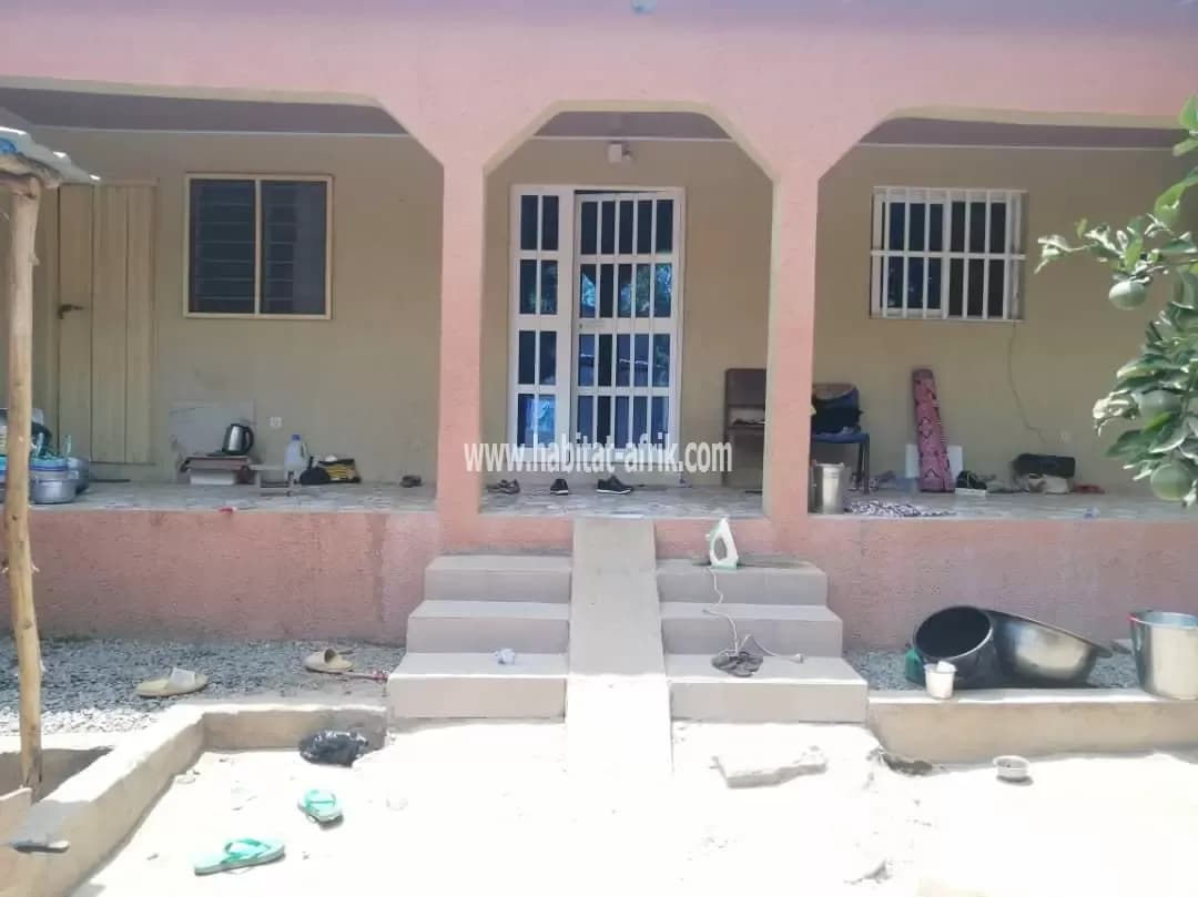 MAISON À VENDRE SUR DEMI LOT 300 MÈTRES CARRÉ À AGOÉ LEGBASSITO 500 DU GOUDRON LOME TOGO