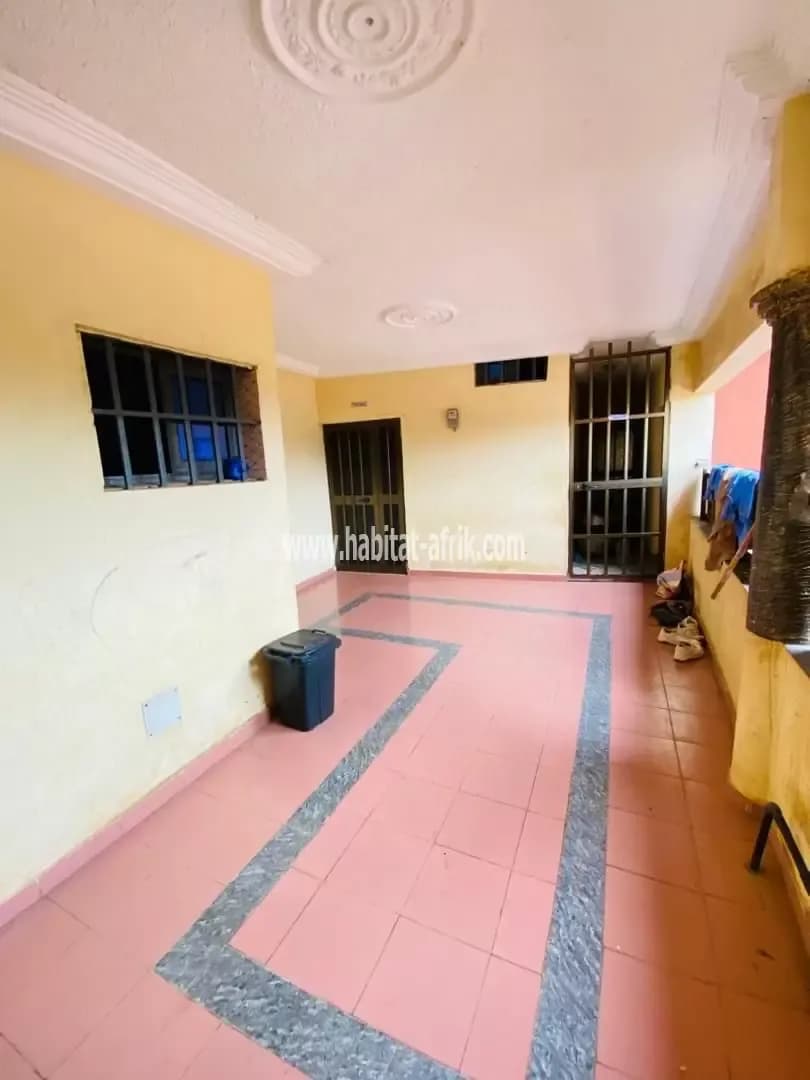 Je mets en vente une immeuble de 3 étages composé de 13 appartements a louer situé a avedji carrefour margot lome tog