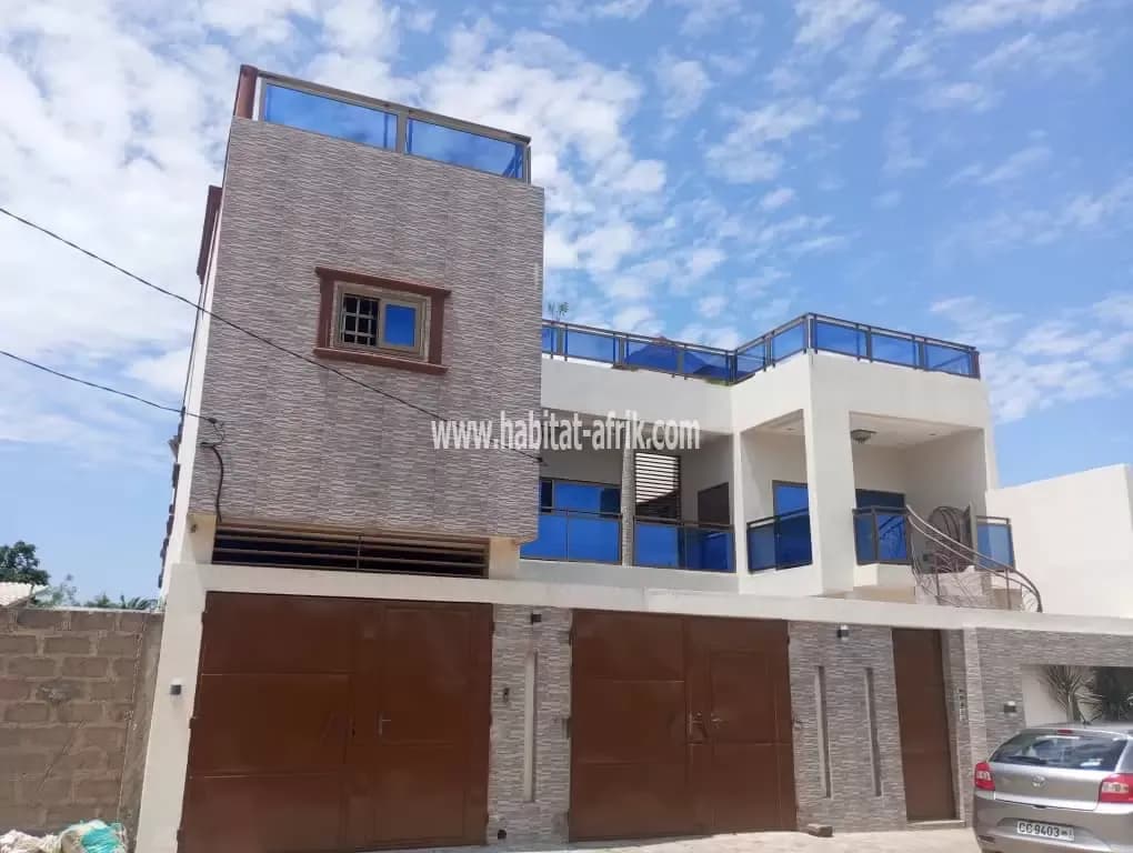 VILLA DE HAUT STANDING À VENDRE À COTONOU FIDJROSSÈ