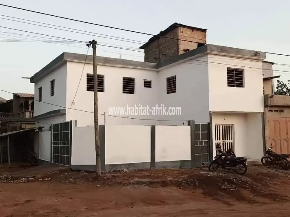 VILLA DE 6 CHAMBRES SUR QUART DE LOT ANGLE RUE A AGOE CACAVELI