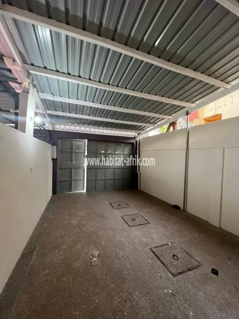 Nous mettons en location un appartement cour unique à l’étage composé de trois (03) chambres salon situé à djidjole obus lome togo