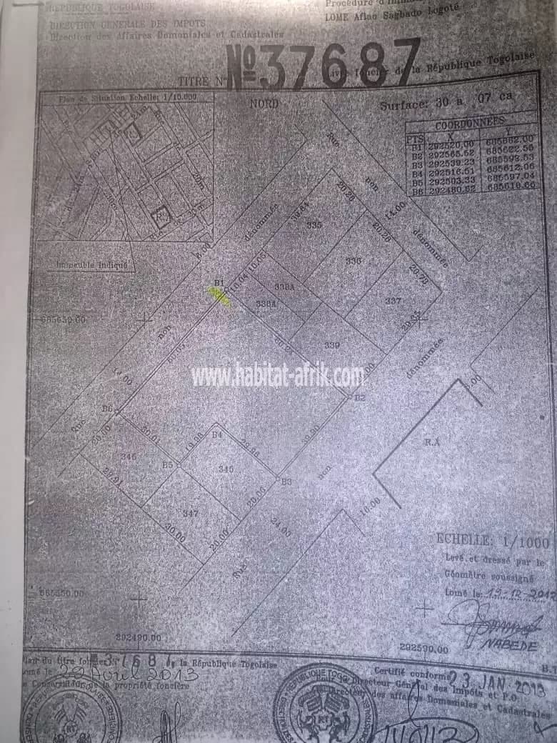 Je mets en vente une parcelle de terrain demi lot clôturé avec titre foncier à adidogome carrefour obena lome togo