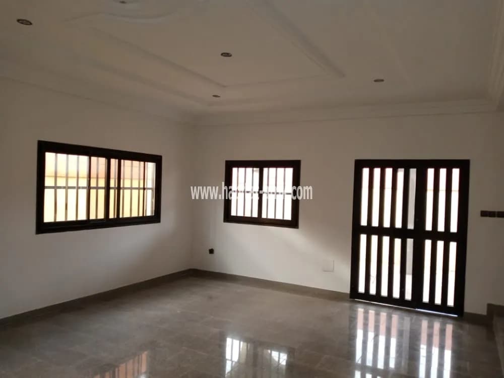 LOCATION VILLA 3 CHAMBRES SALON WC DOUCHE CUISINE INTERNE A BAGUIDA LOMÉ-TOGO