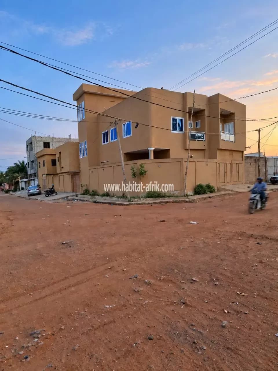 Villa à vendre constructe sur trois quarts (3/4) de lot avec titre foncier composé de 4 fois chambres salons studio et dépendances situé à Hedzranawoe hountigome proche de China mall lome togo