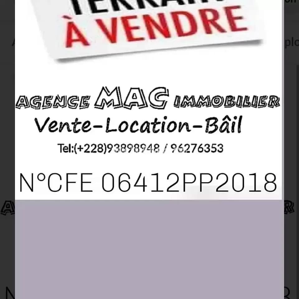 TERRAIN À VENDRE DEMI LOT 300 MÈTRES CARRÉ À 150 MÈTRES DU GOUDRON COLLÈGE PROTESTANT LOMÉ-TOGO
