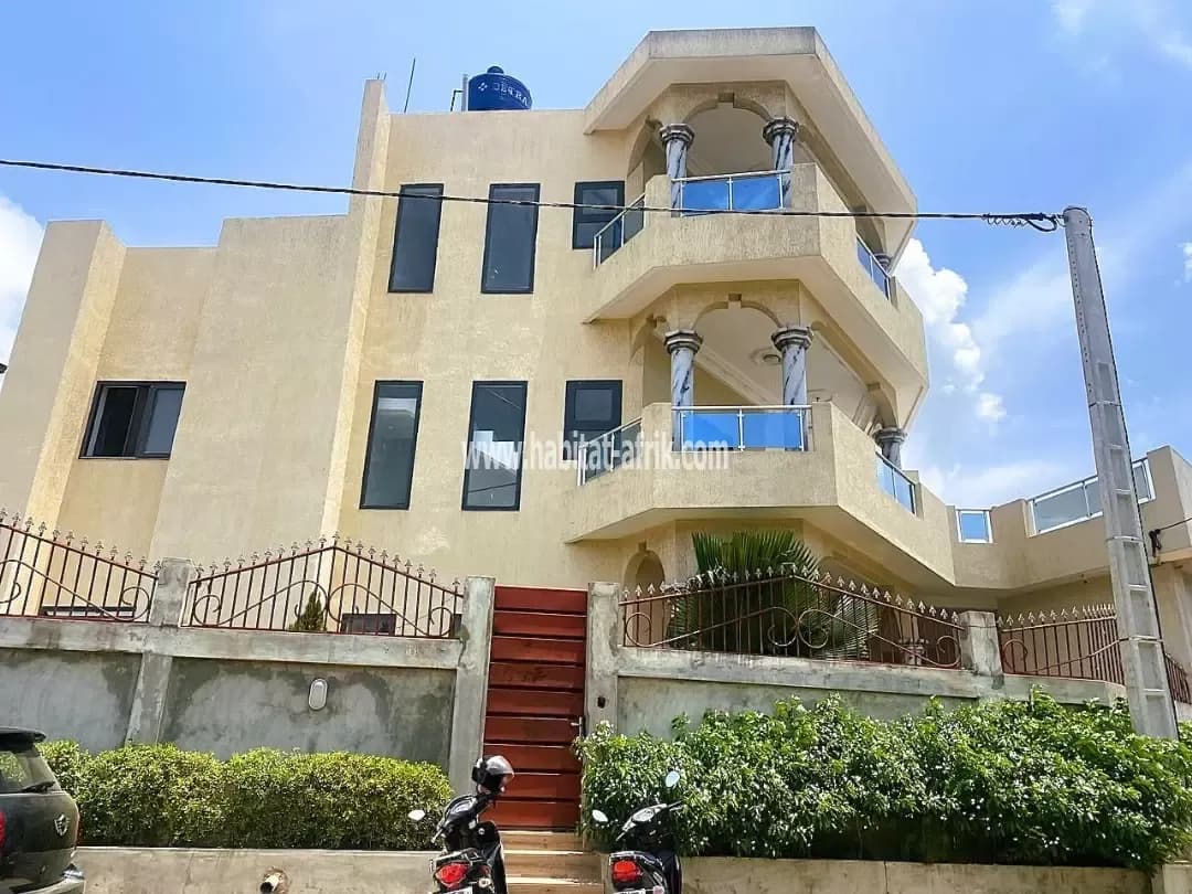 VILLA NEUVE R+2 À VENDRE À SÈMÈ KPODJI BÉNIN