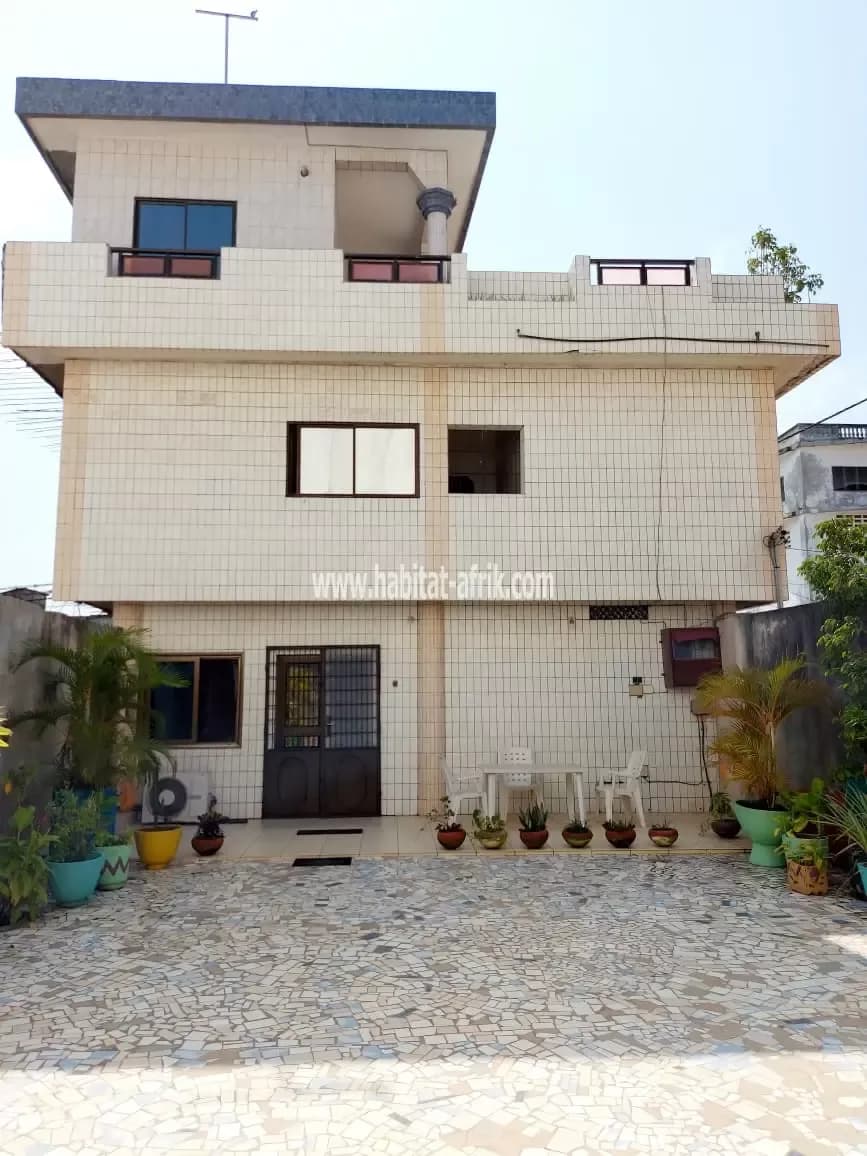 BELLE VILLA R+2 EN ANGLE DE RUE, 3ÈME POSITION DES PAVÉS À GBÈDJROMÈDÉ COTONOU BÉNIN