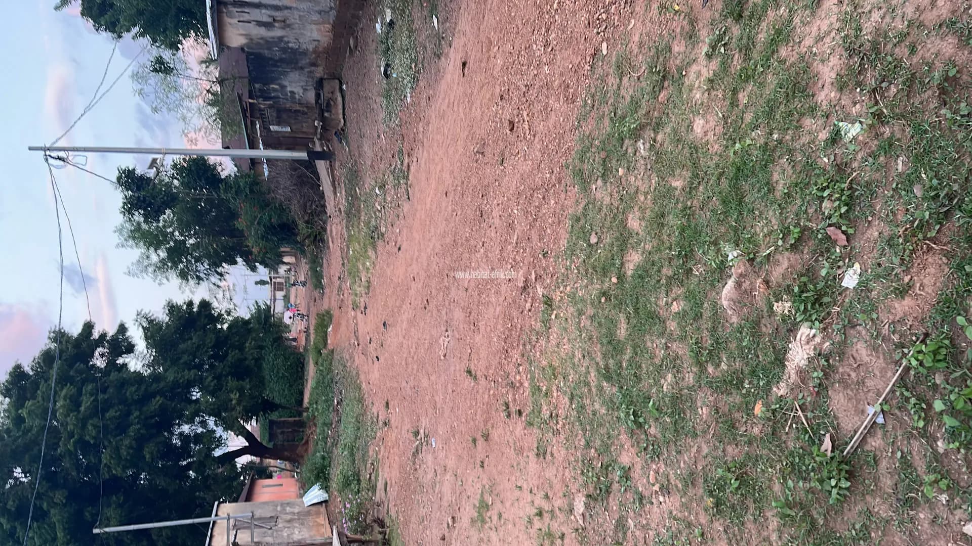 Nous mettons en vente une maison de 07 pièces simple, située à 350 mètres de la gendarmerie de kpalimé vue direct sur le goudron et bien situé à côté de OTR KPALIMÉ TOGO