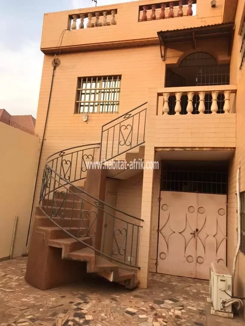 Je mets en location une maison meublée de quatre (4) chambres salon à atsiegou togo2000 à côté de la station d’essence fastar lome togo