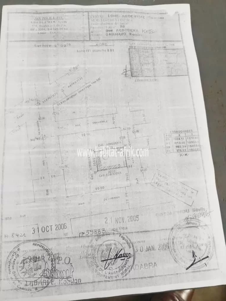 Je mets en vente une maison de 2 chambres salon, 4 pièces, et boutique inachevée sur 1 lot à agoe 2lion lome togo