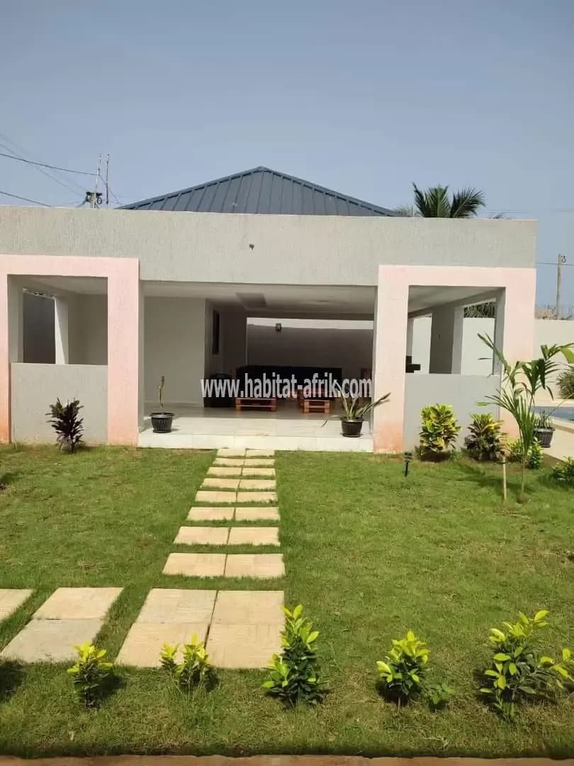 Je mets en location une villa meublée de deux chambres salon avec piscine jardin barbecue équipé à segbe - akato 3km du goudron sécurité assurée lome togo