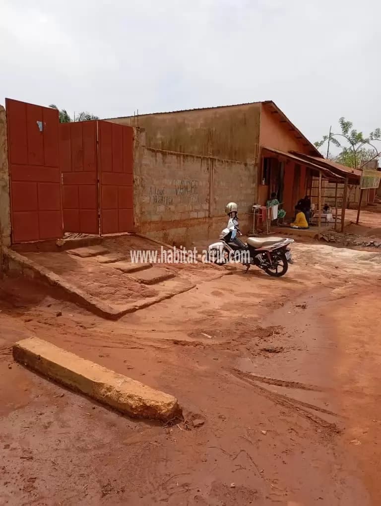 Je mets en vente une maison sur un quart de lot (150m2) située a 450m du goudron akepe lome togo