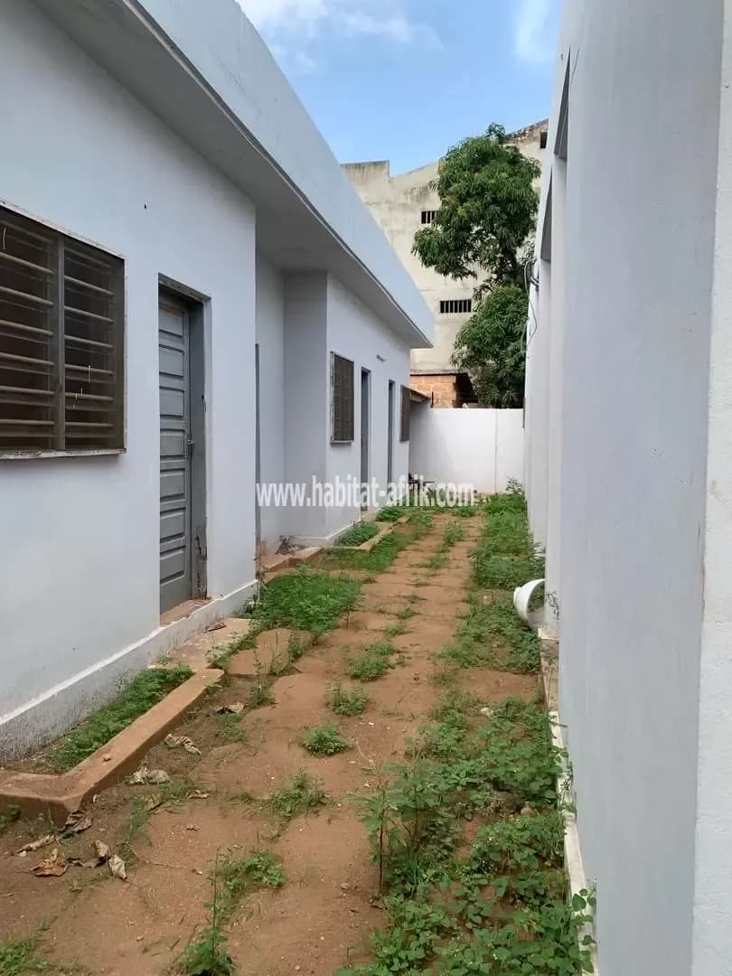 Nous mettons en location une villa cour unique de 4 chambres autonome salon cuisine situee a agoe koffi panou lome togo
