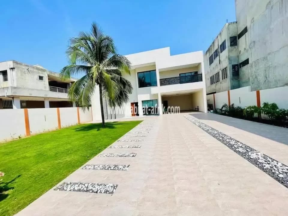 Nous mettons en vente une villa splendide construite sur deux (02) lots (1200) mètres carrés composé de 5 chambres larges salon grand espace jardin situé à avepozo un quartier calme proche de la mer a une distance de 400 mètres du goudron lome togo
