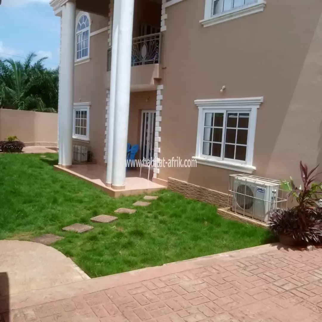 Je mets en location un appartement meublé de 02 chambres salon à adidogome Atigangomé 300 mètres du goudron Lomé togo