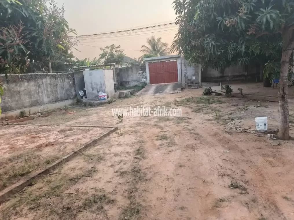 Nous mettons en vente une parcelle semi cloture de demi lot a enlevé sur un lot avec une vue directe sur goudron situé à adidogome sagbado lome Togo