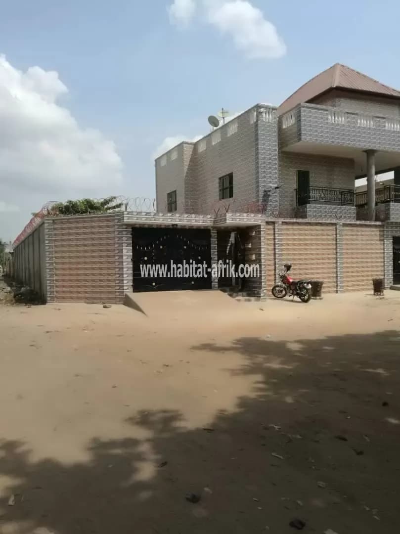 LOCATION VILLA 3 CHAMBRES SALON WC DOUCHE CUISINE INTERNE A AGOÈ KOSSIGAN LOMÉ-TOGO