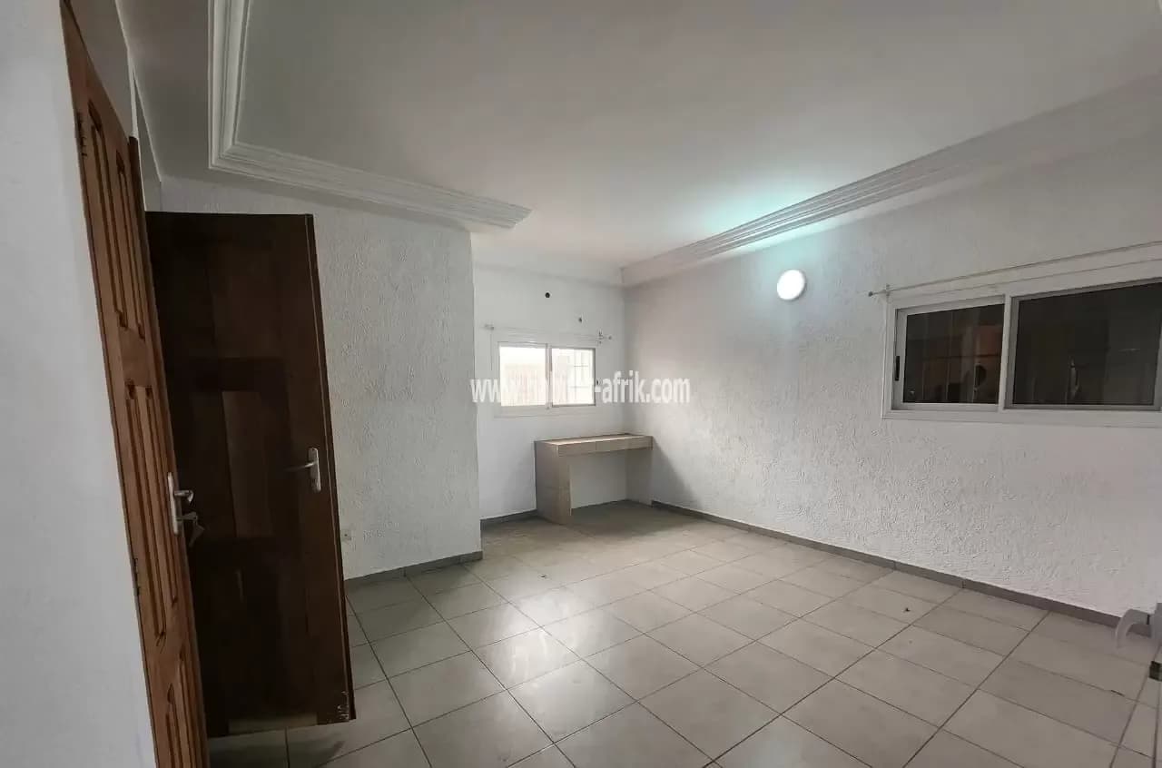 Je mets en location une appartement de 4 chambres salon et dépendance seul a l’etage R+1 NYEKONAKPOE lome togo