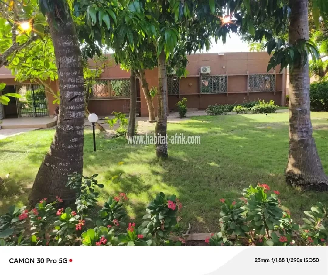 Villa a louer composé de quatre (4) chambres autonomes placards et salon tous climatisé, grand jardin et piscine a Tokoin hôpital 400 mètres de la pharmacie avé-maria lome togo