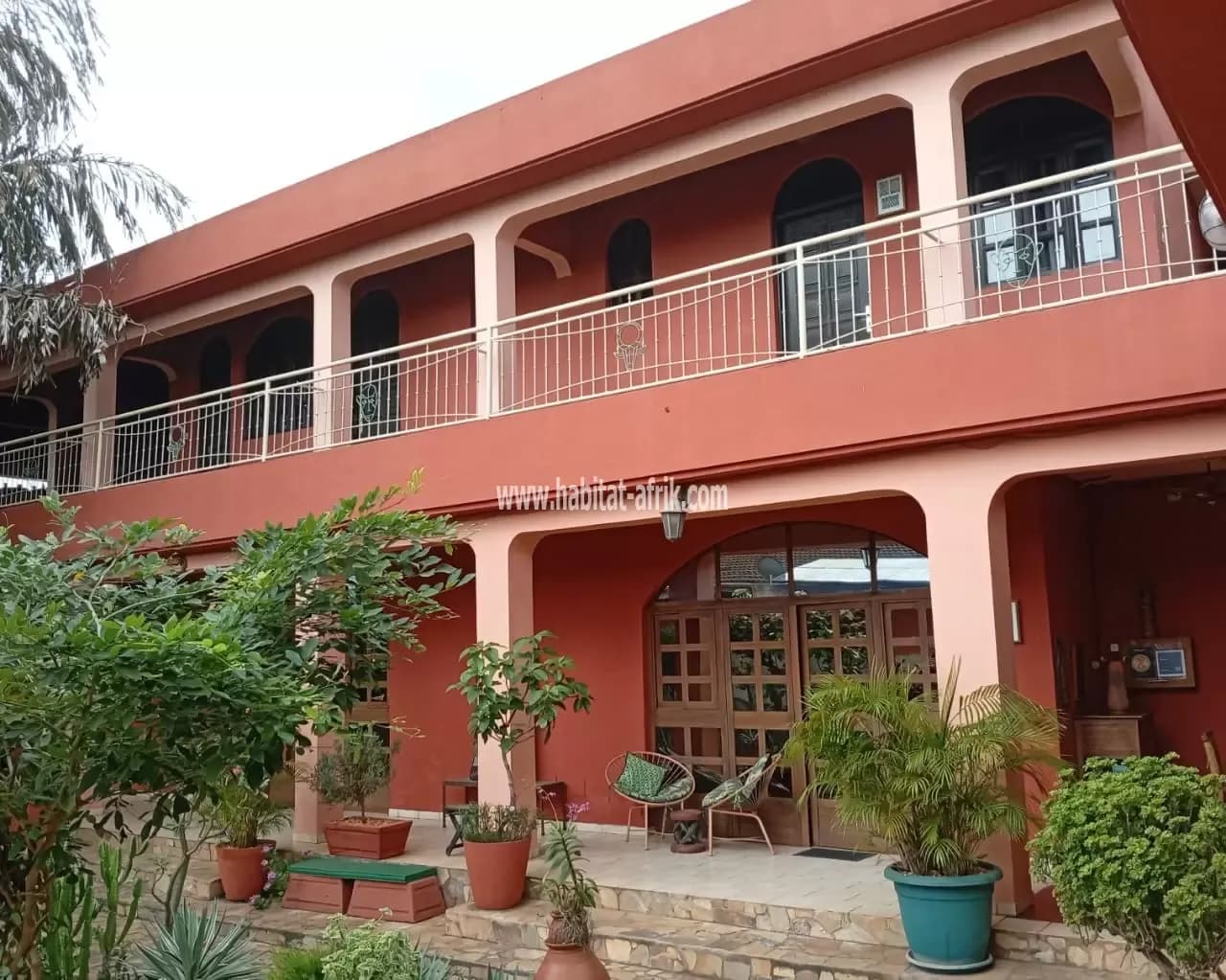Maison meublée a etage mise en vente en bordure du goudron avec titre foncier, composé de 6 studios meublés jardin construite sur trois quarts de lot (3/4), et c’est une occasion spéciale a cacaveli lome togo