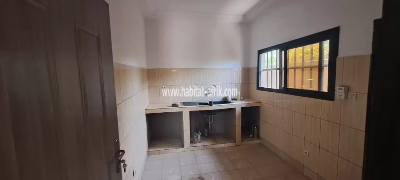 Location mini villa composé de deux (2) chambres salon situé au quartier totsi Gblinkomé lome togo