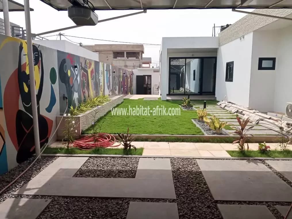 JE METS EN LOCATION UNE MAISON MEUBLÉE DE TROIS CHAMBRES JARDIN A ADIDOGOME CITÉ MOKPOKPO LOME TO