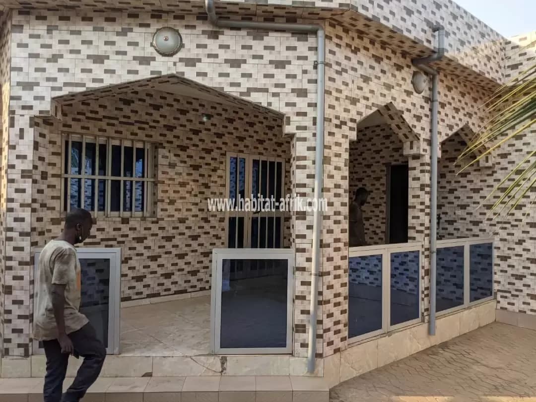 LOCATION VILLA moderne en baie vitrée staffé de 3 CHAMBRES SALON A AGOÈ ADOUGBA LOME-TOGO