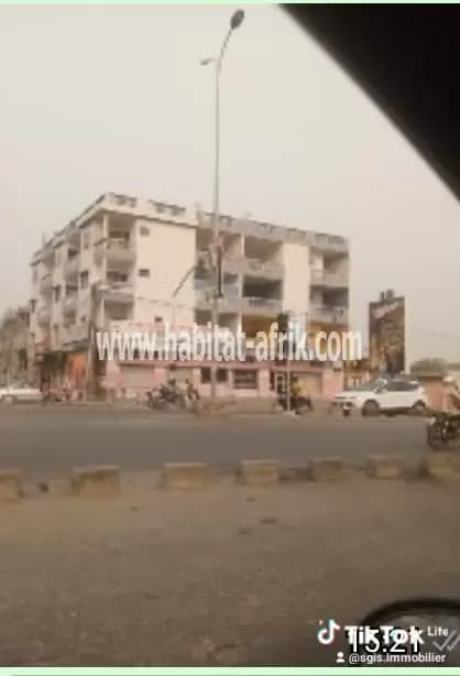 IMMEUBLE LOCATIF R+3 EN ANGLE DE RUE AU BORD DU GOUDRON À VENDRE À COTONOU CADJÈHOUN