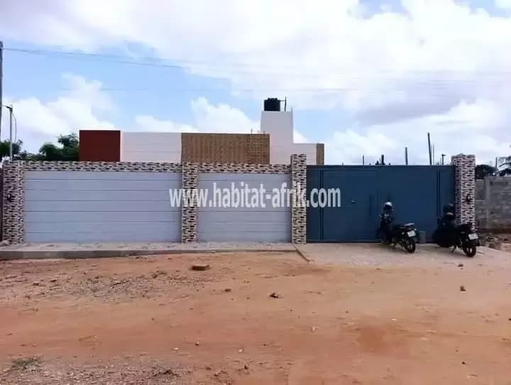Villa mise en vente avec titre foncier composé de 3 chambres salon 2 dépendances à 500 mètres du goudron akato lome togo