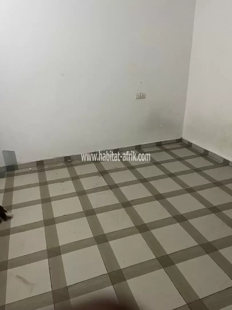 Je mets en location un appartement de Piece douche wc cuisine interne à atsiegou frigo lome togo